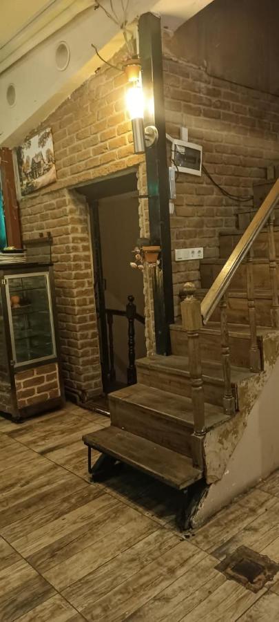 Armis Hostel Istanbul Bagian luar foto